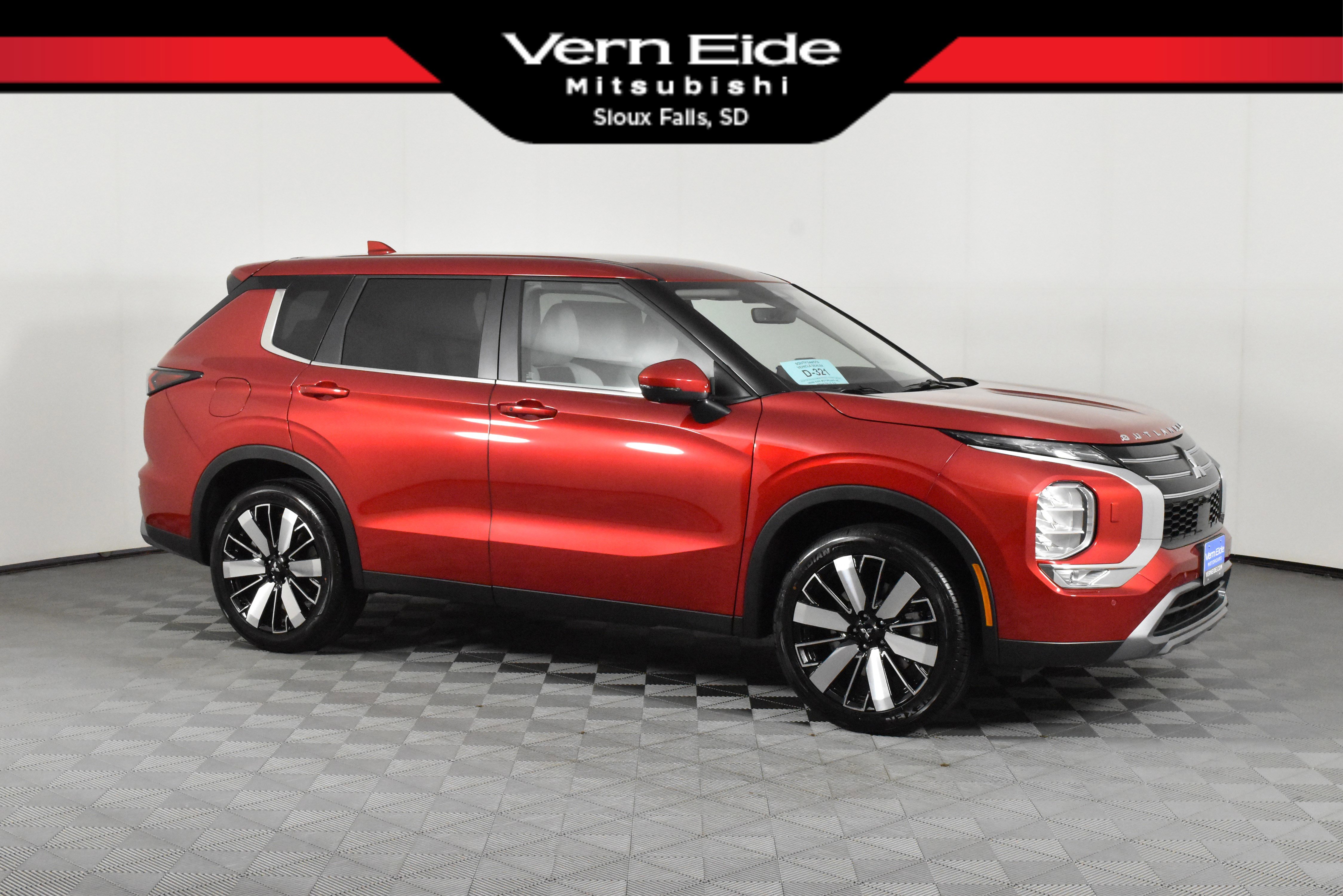 2025 Mitsubishi Outlander SE's photo