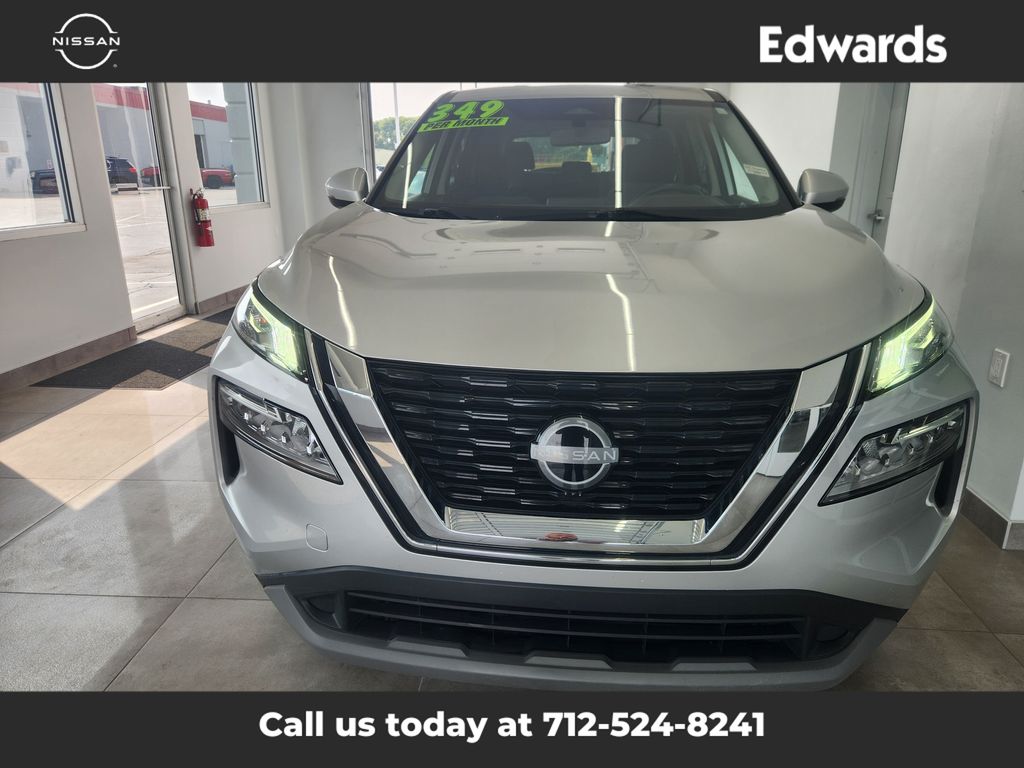 2022 Nissan Rogue SV photo 3