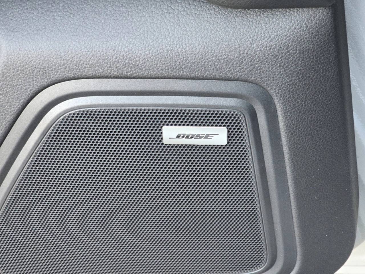 2025 Porsche Macan T photo 14