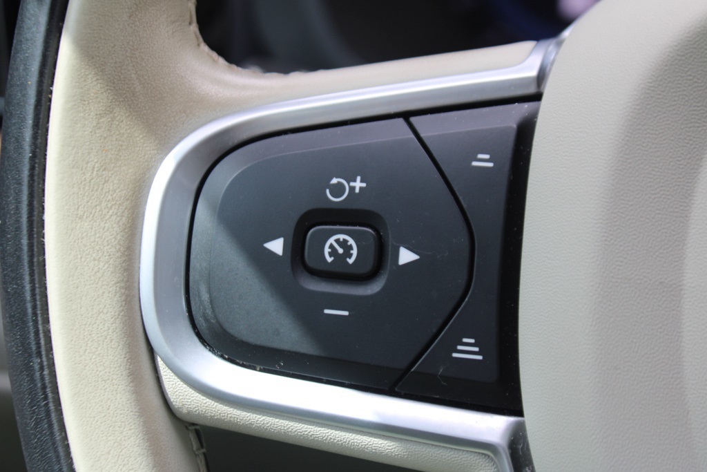 2022 Volvo XC60 Inscription R-Design Expression T8 Momentum B5 photo 13