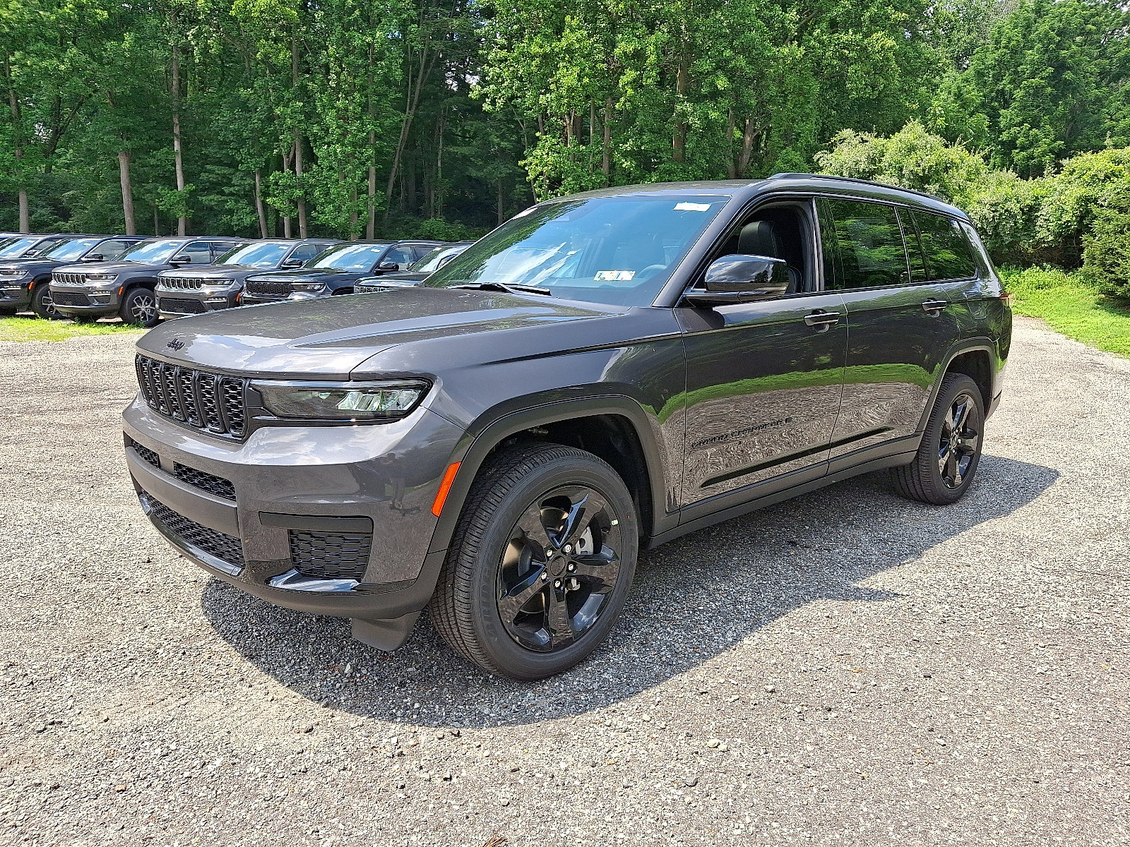 2025 Jeep Grand Cherokee Laredo Altitude photo 2