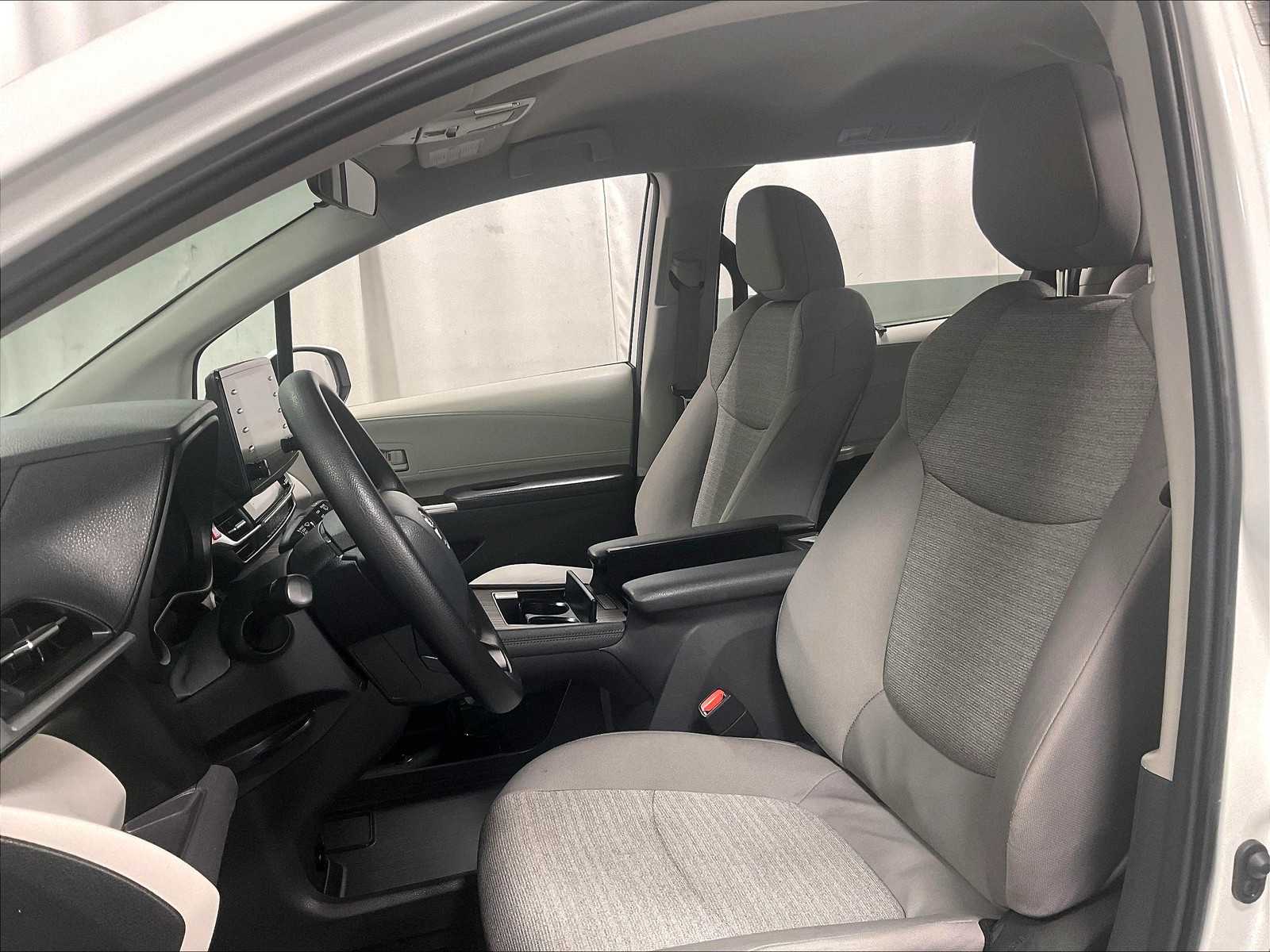 2024 Toyota Sienna LE photo 10