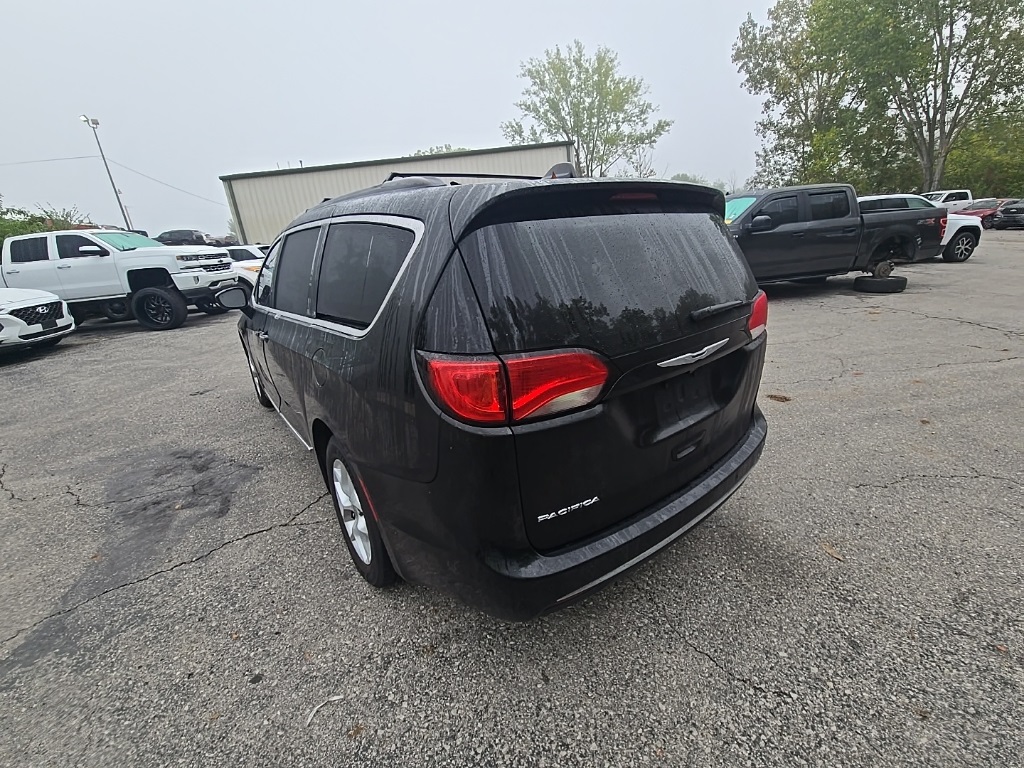 2017 Chrysler Pacifica Touring L photo 5