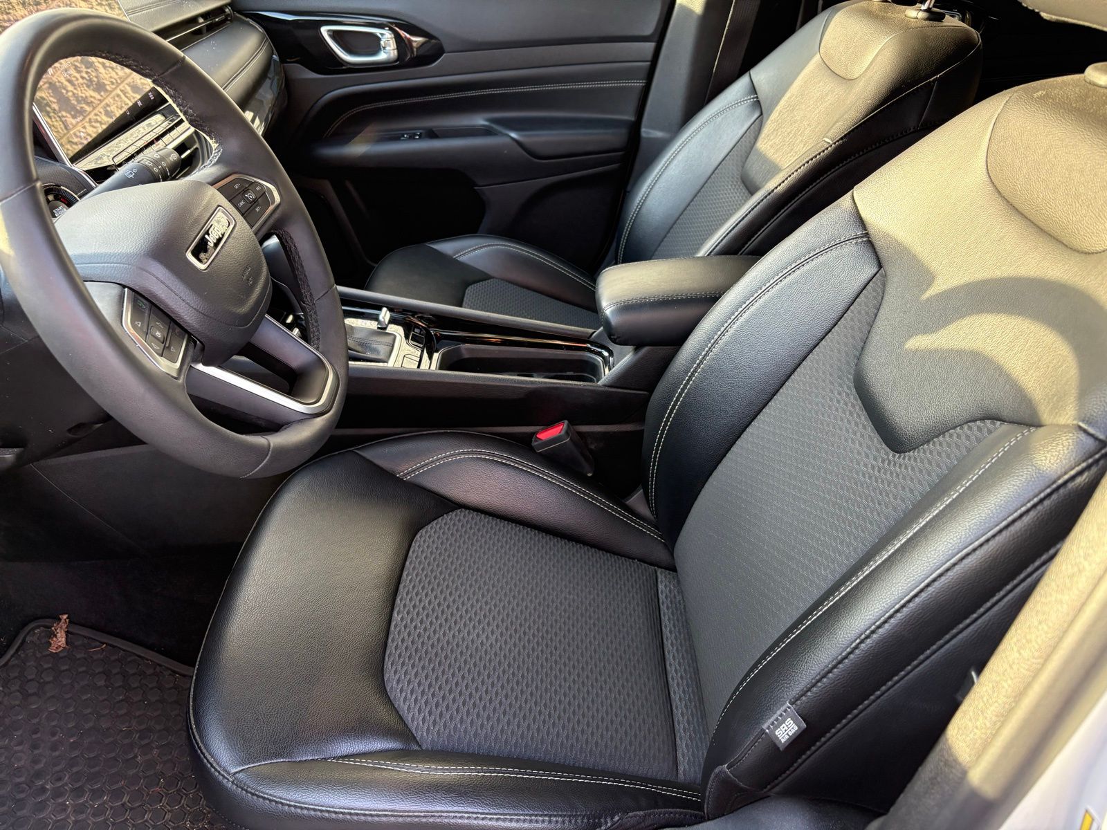 2023 Jeep Compass Altitude photo 2