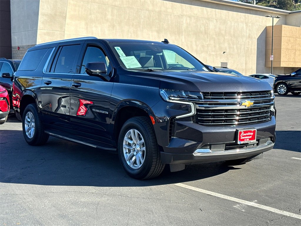 2023 Chevrolet Suburban 1500 LT photo 3