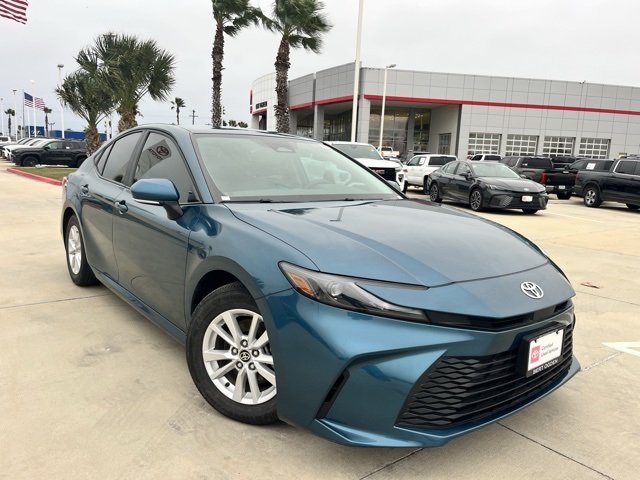 2025 Toyota Camry LE's photo