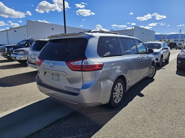 2017 Toyota Sienna XLE Premium photo 5