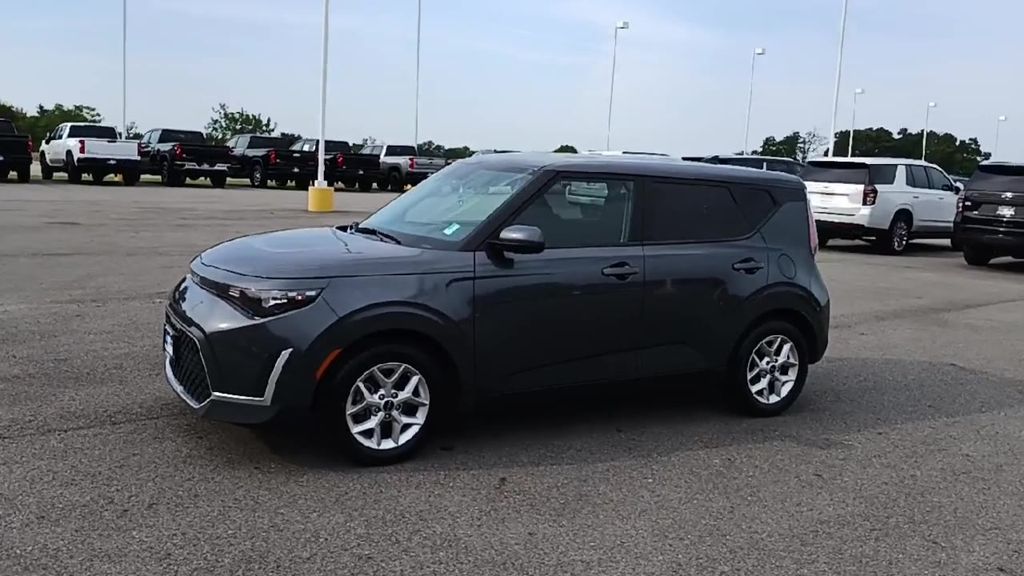 2023 Kia Soul LX photo 3