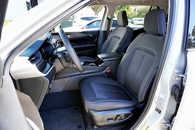 2023 Jeep Grand Cherokee Laredo photo 14