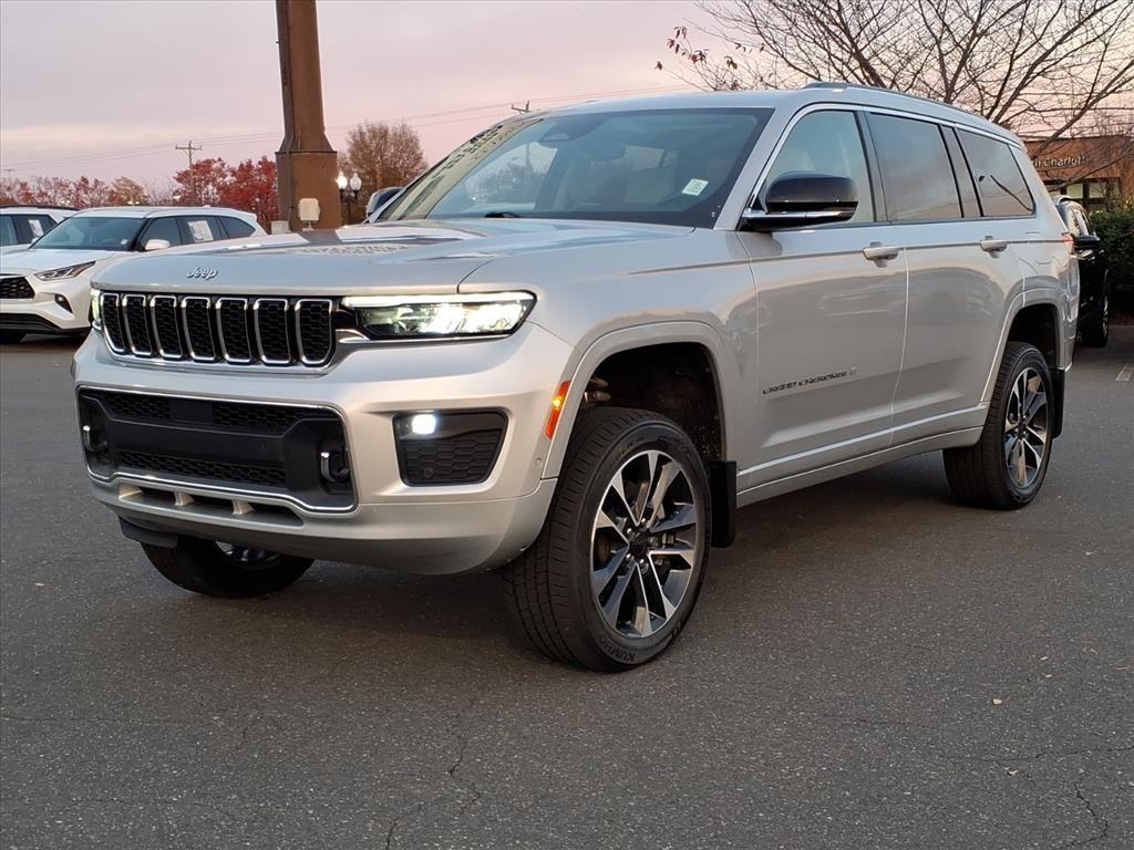 2022 Jeep Grand Cherokee Overland photo 2