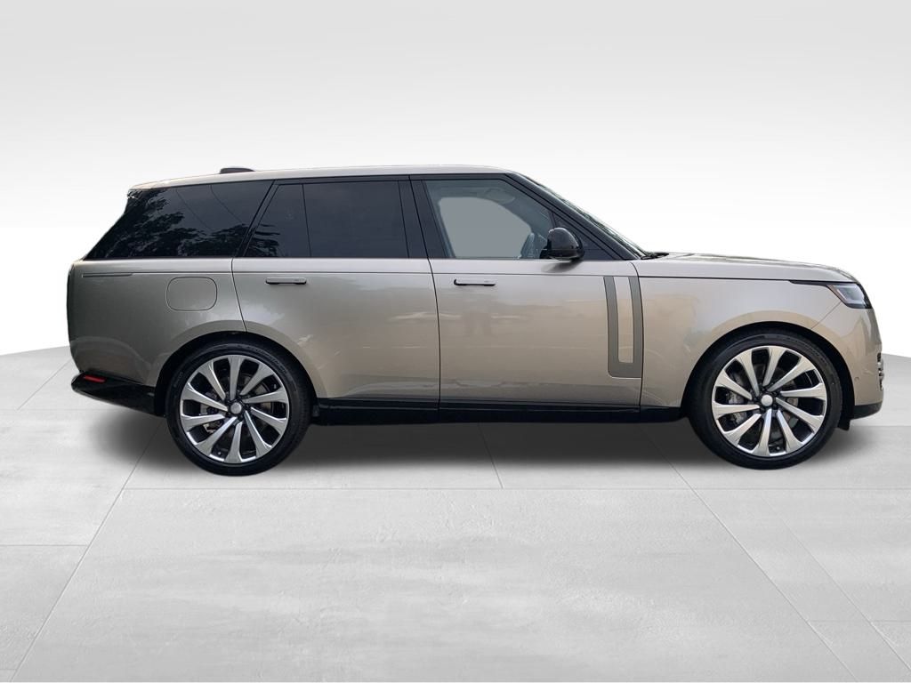 2025 Land Rover Range Rover SE photo 4