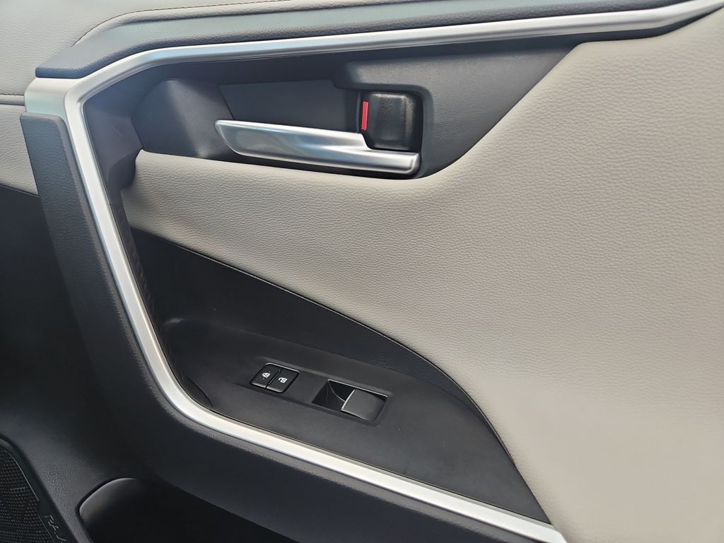 2019 Toyota RAV4 Limited photo 13