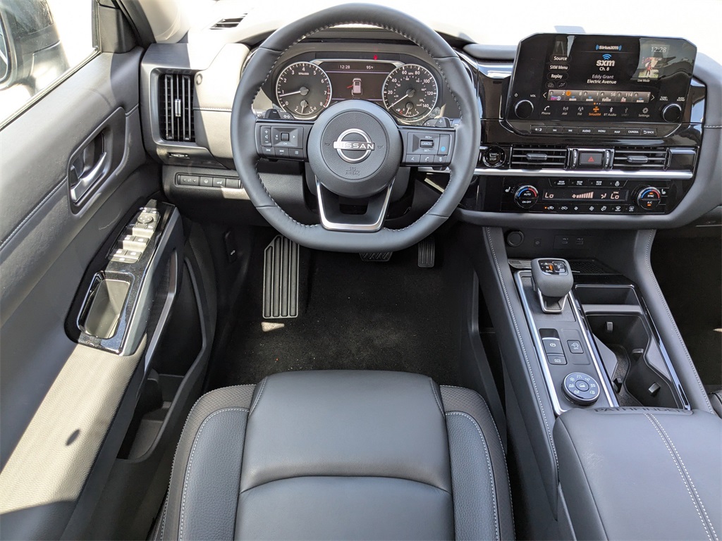 2025 Nissan Pathfinder SL photo 17