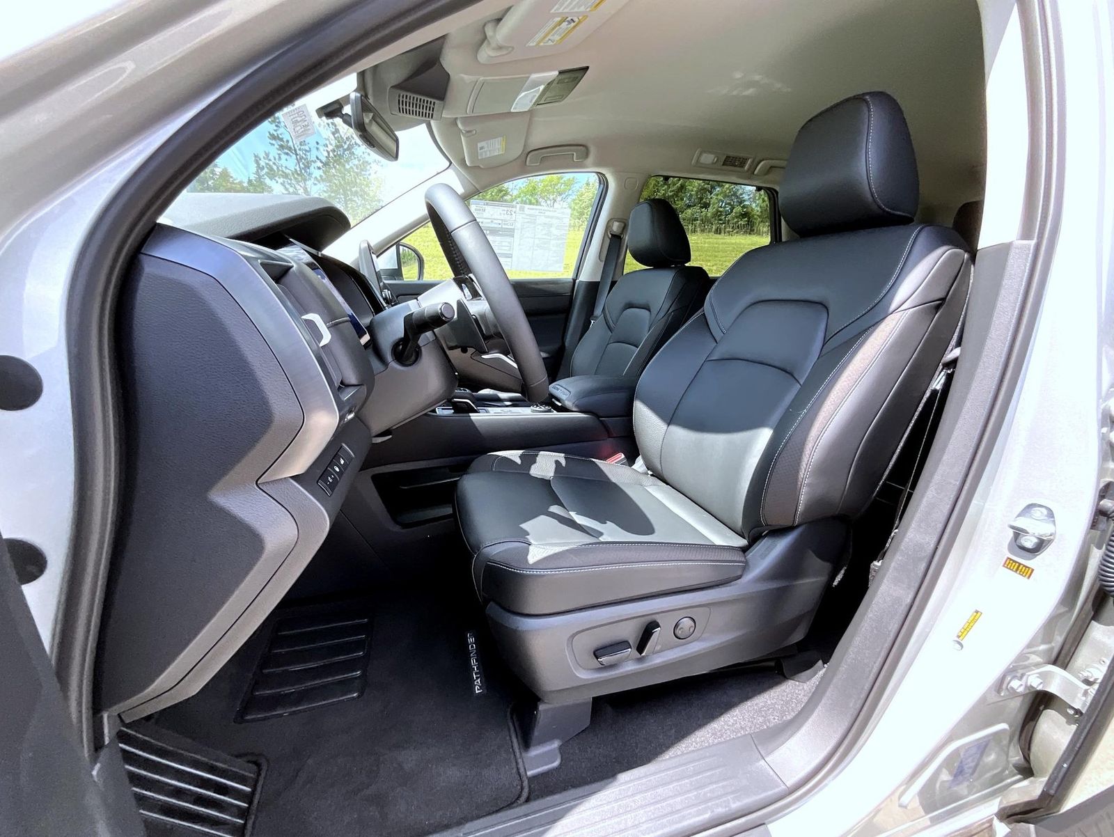 2025 Nissan Pathfinder SL photo 9