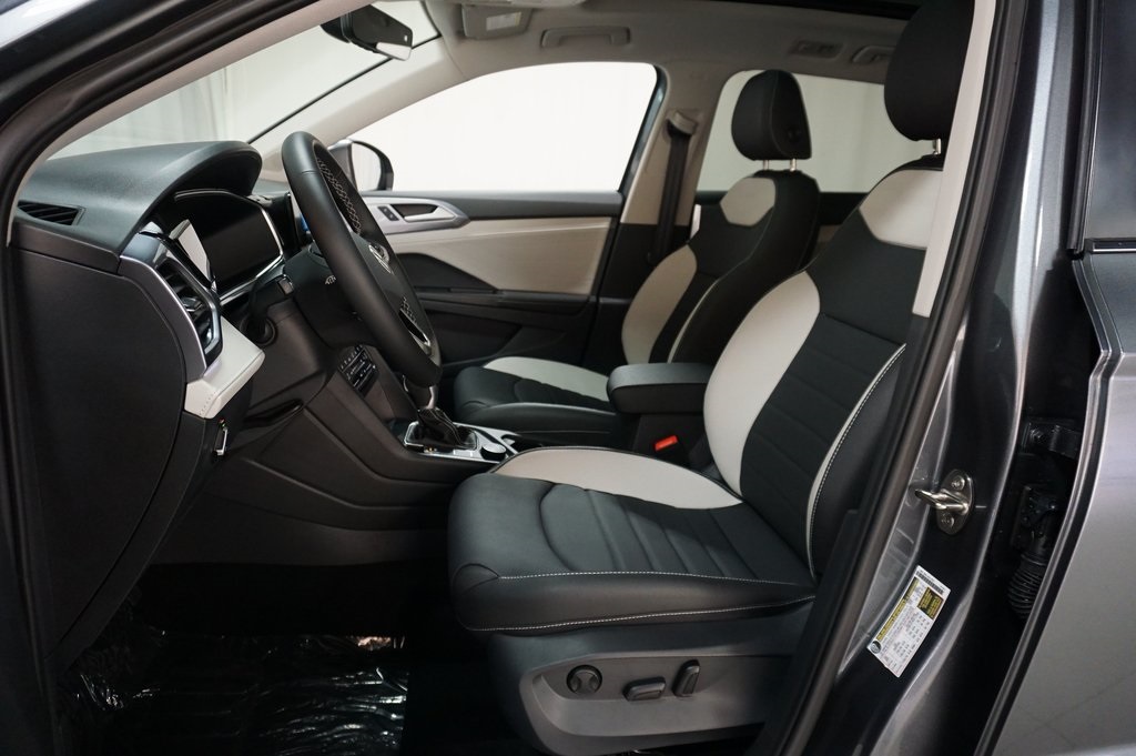 2025 Volkswagen Taos SEL photo 8