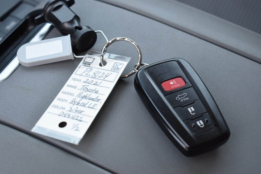 2021 Toyota Highlander Hybrid LE photo 14