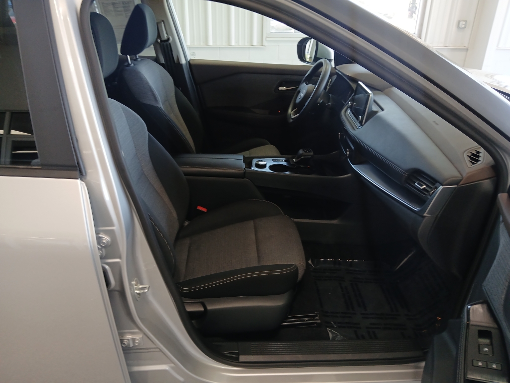 2023 Nissan Rogue SV photo 17