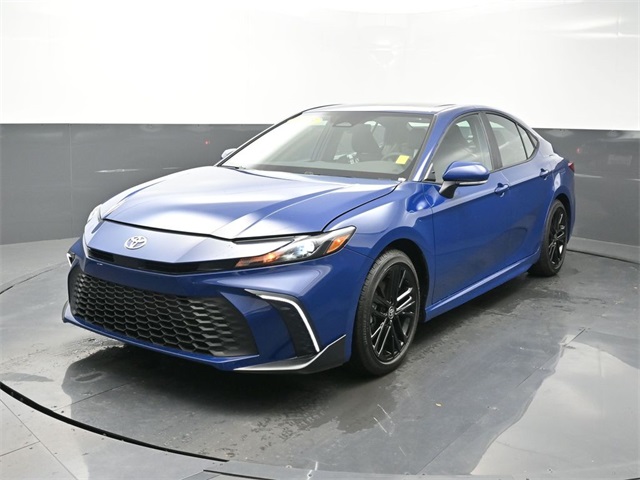 2025 Toyota Camry SE's photo