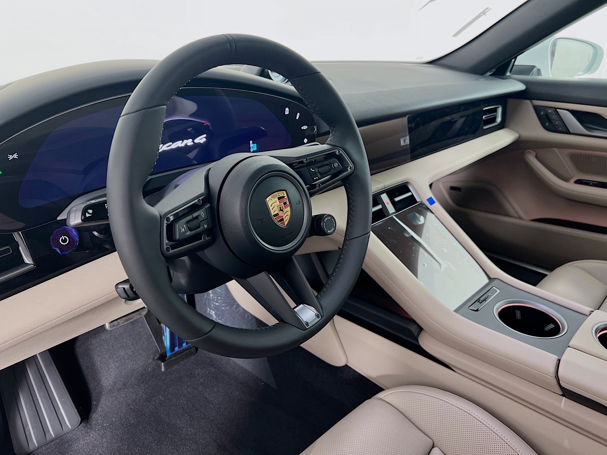 2025 Porsche Taycan 4 photo 4