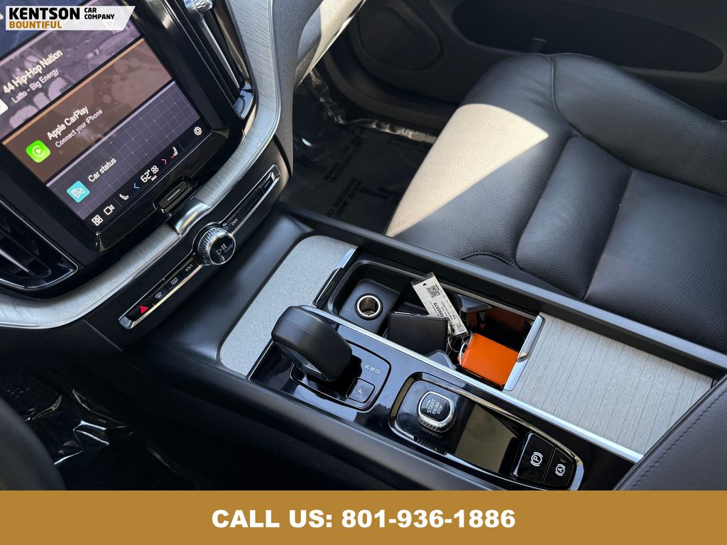 2025 Volvo XC60 B5 Plus photo 24