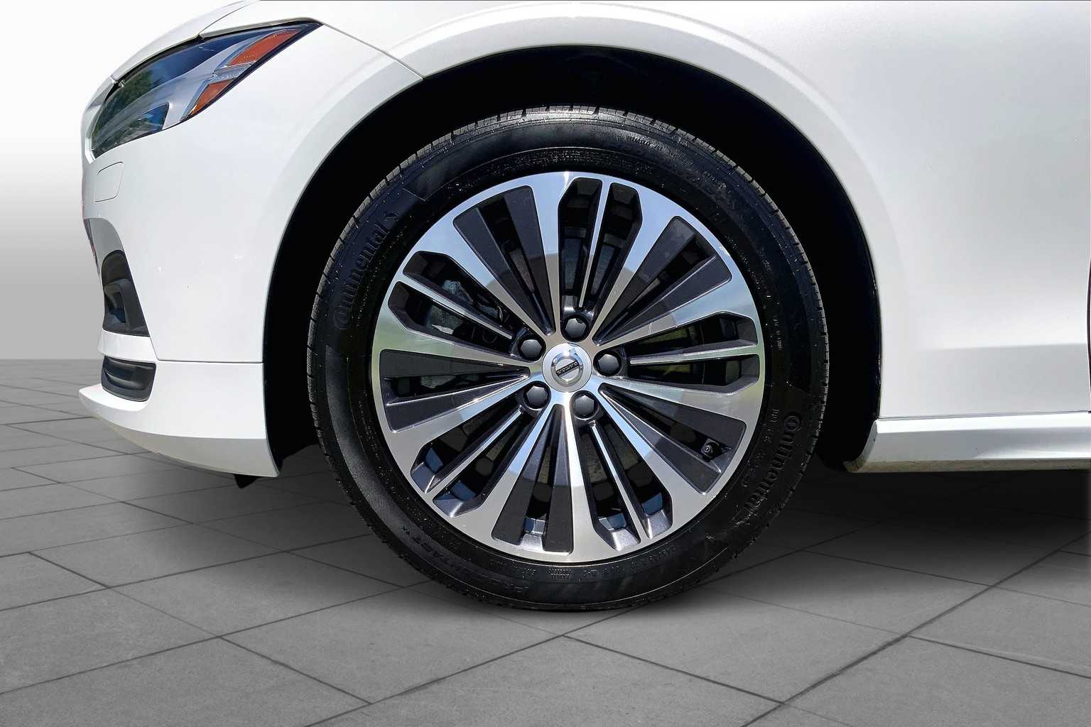 2022 Volvo S90 Momentum photo 9