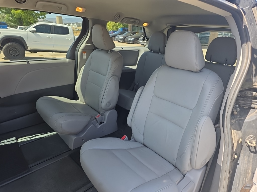 2020 Toyota Sienna XLE photo 12