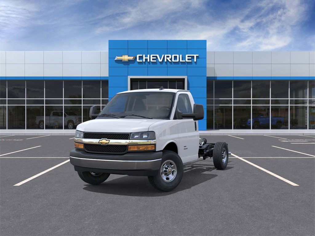 2025 Chevrolet Express Cutaway 3500 photo 3