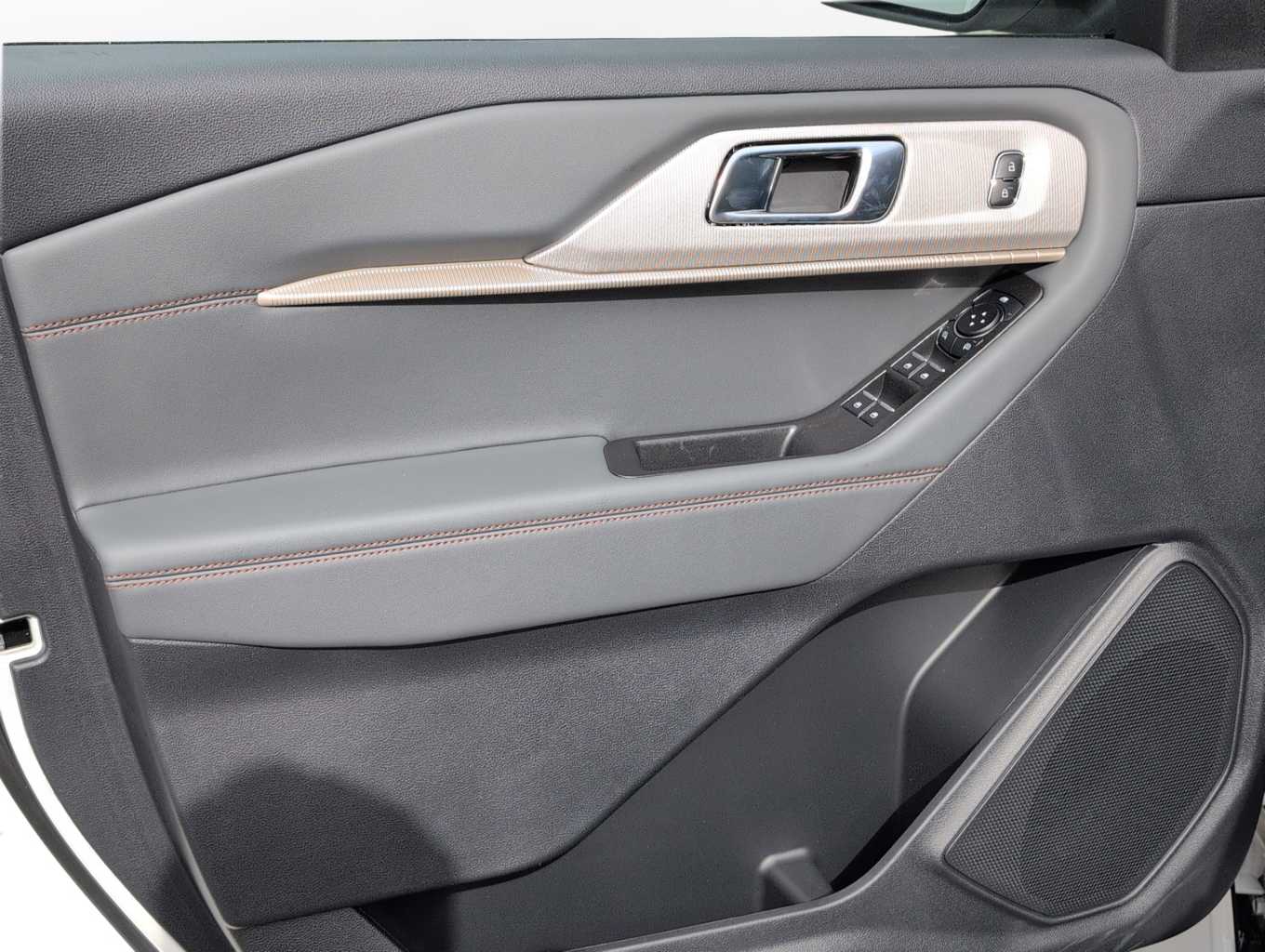 2025 Ford Explorer photo 5