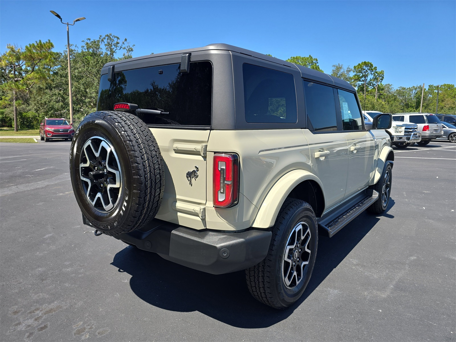 2025 Ford Bronco Outer Banks photo 3