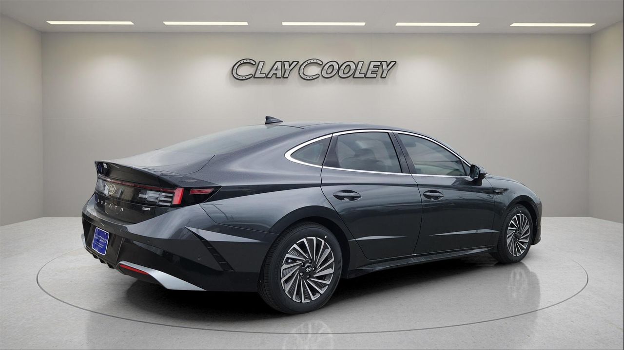 2025 Hyundai Sonata Hybrid Limited photo 2