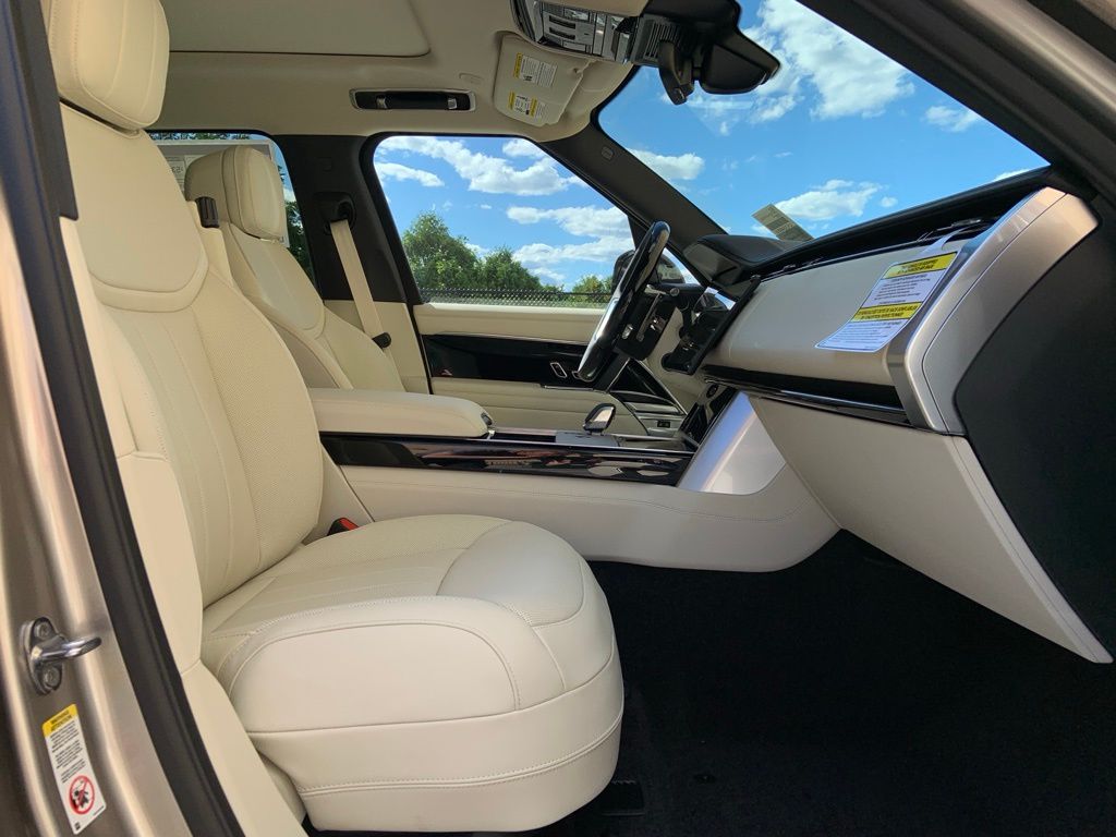 2025 Land Rover Range Rover SE photo 15