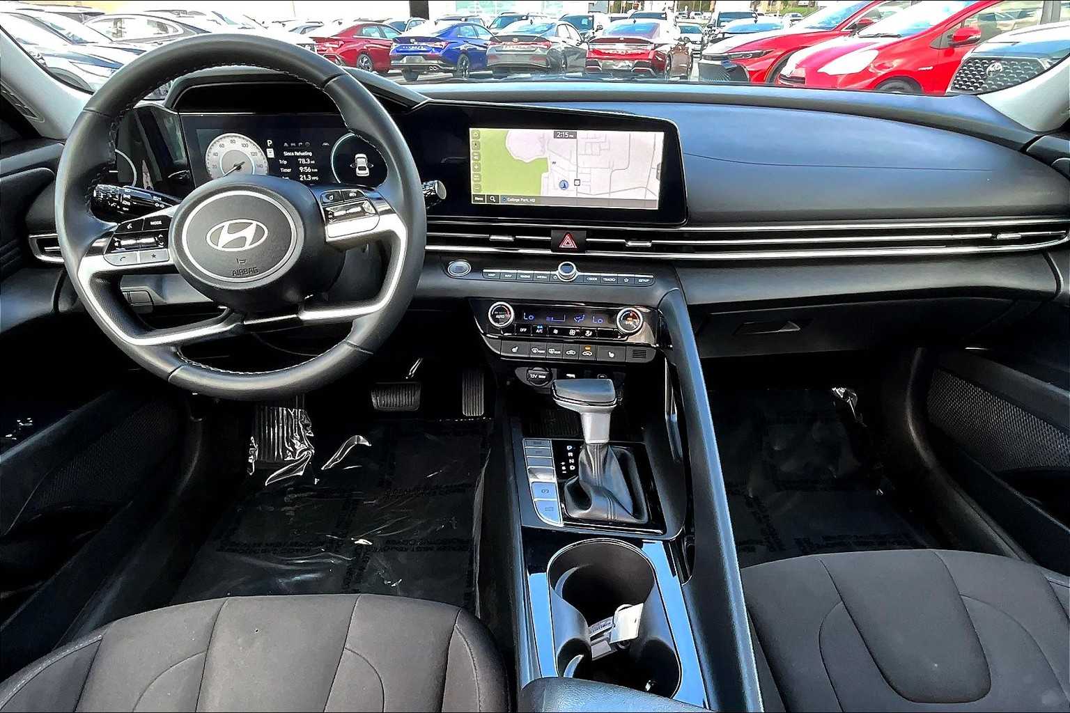 2024 Hyundai Elantra SEL Convenience photo 13