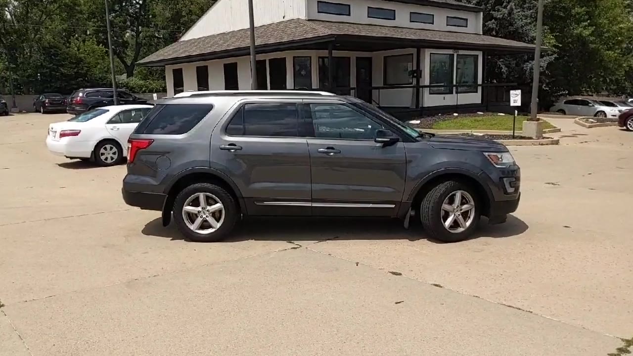 2016 Ford Explorer XLT photo 3