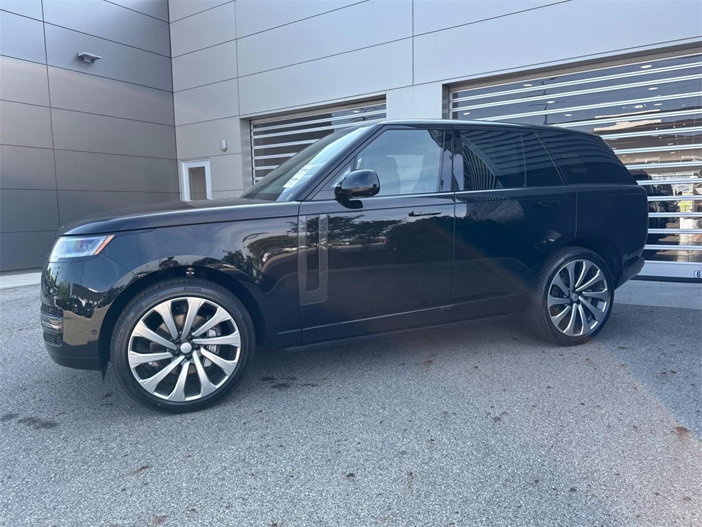 2025 Land Rover Range Rover SE photo 3