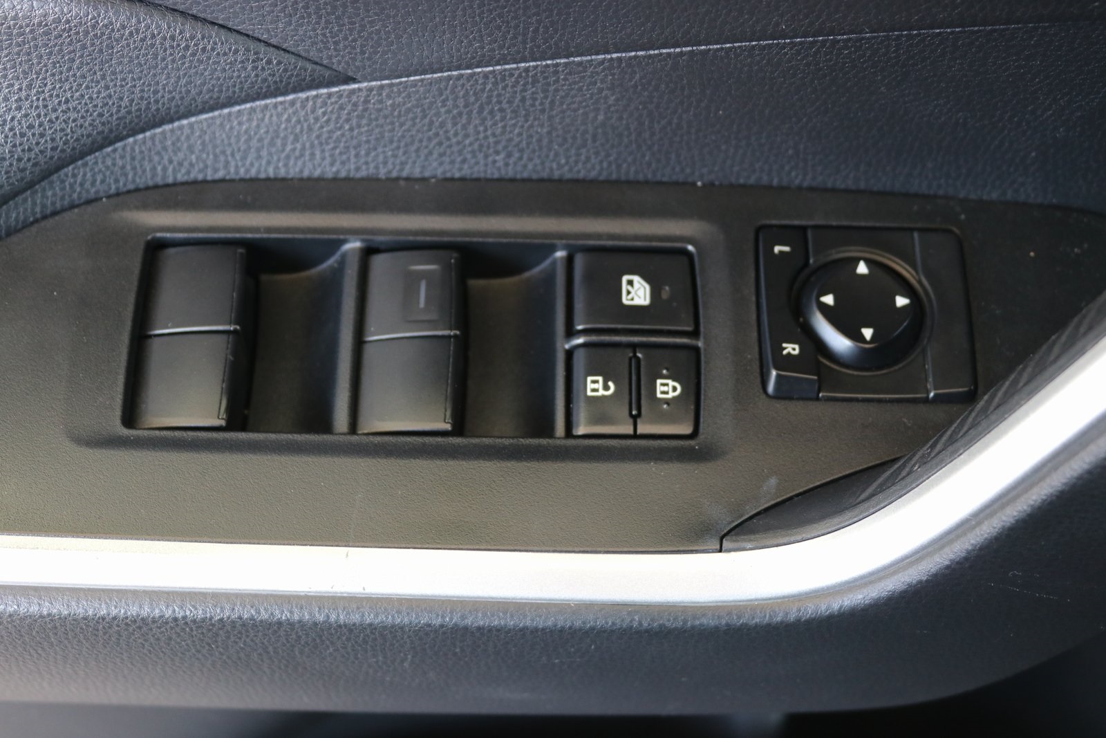 2021 Toyota RAV4 LE photo 18