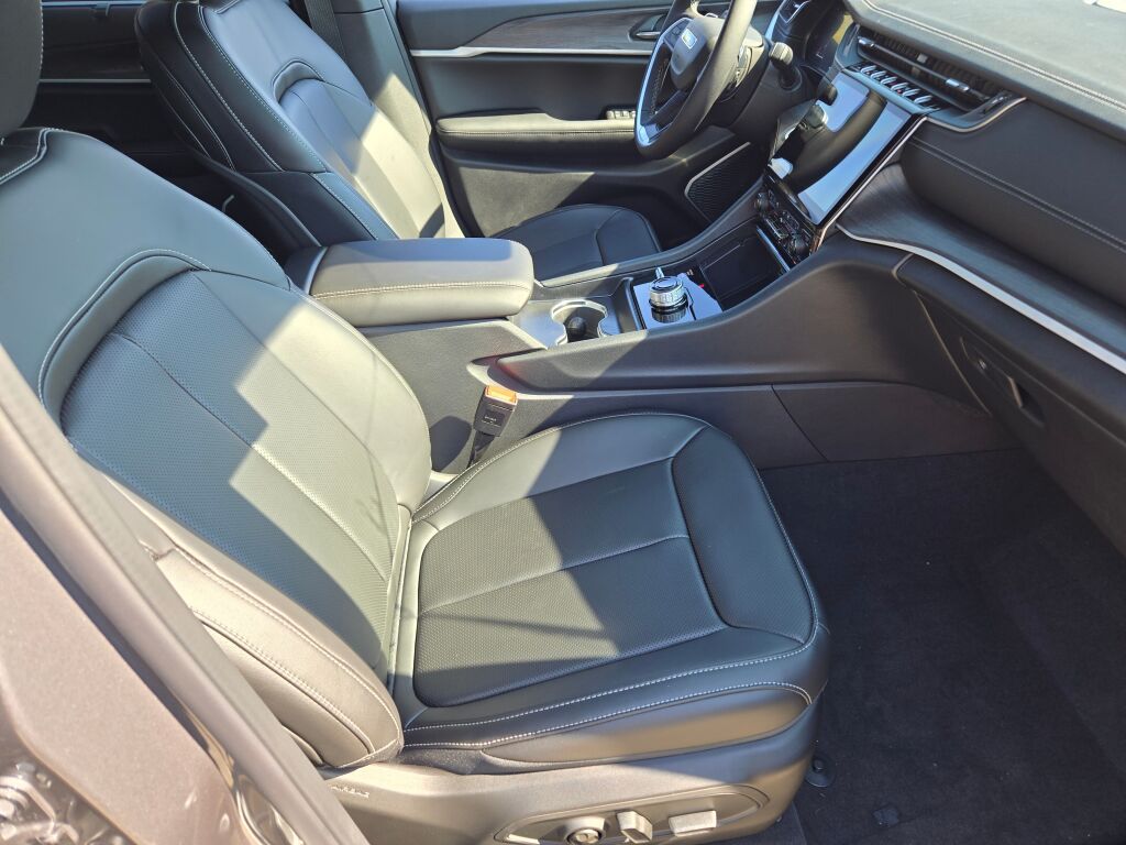 2025 Jeep Grand Cherokee Limited photo 3