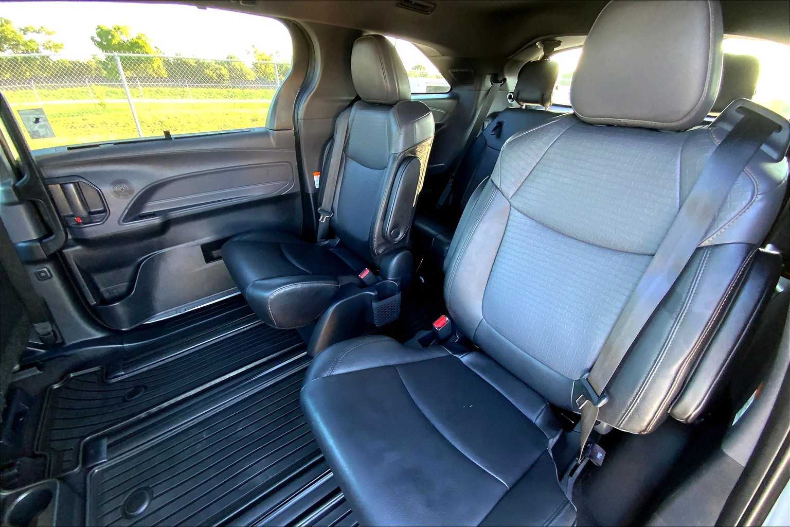 2023 Toyota Sienna Woodland Edition photo 19