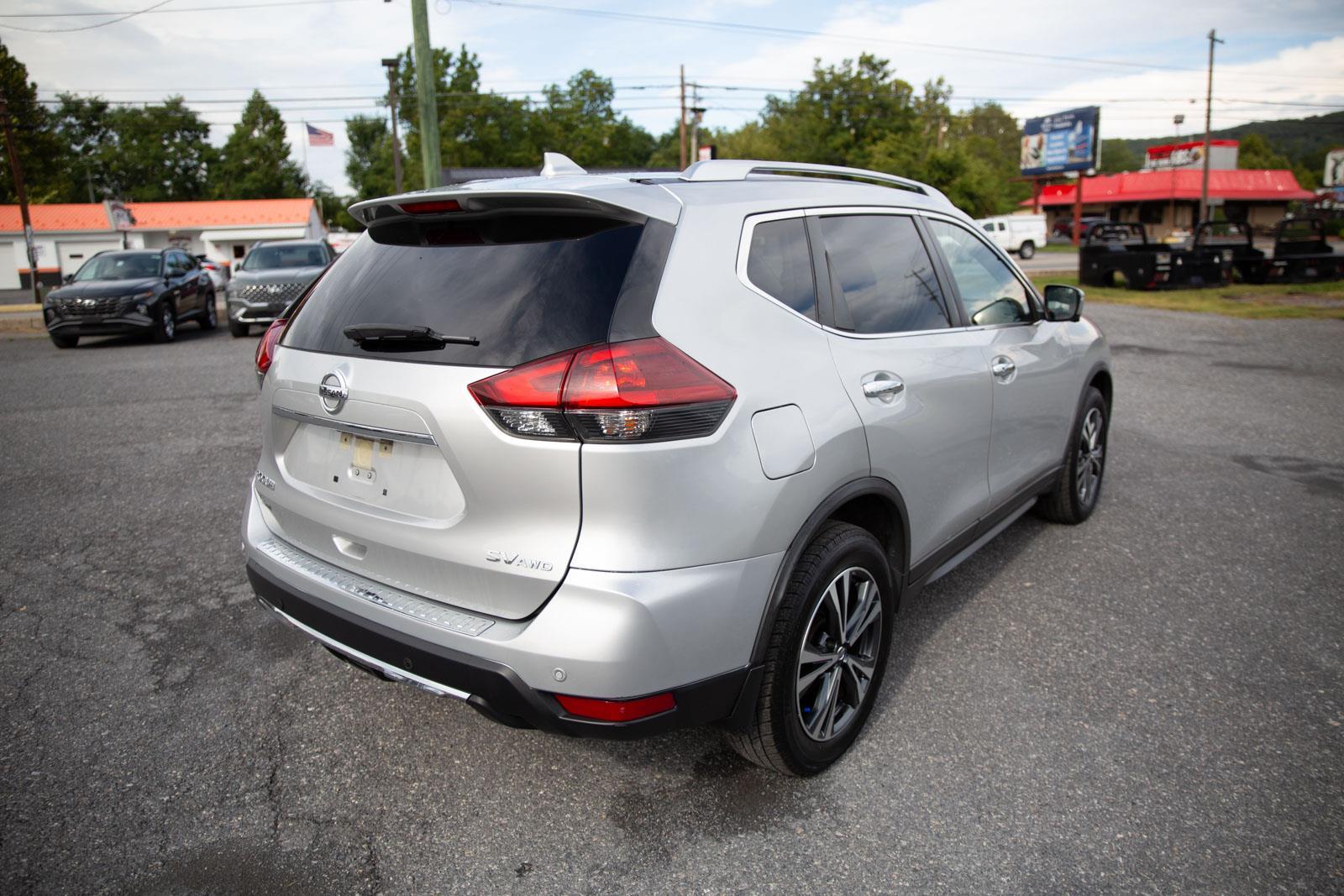 2019 Nissan Rogue SV photo 3