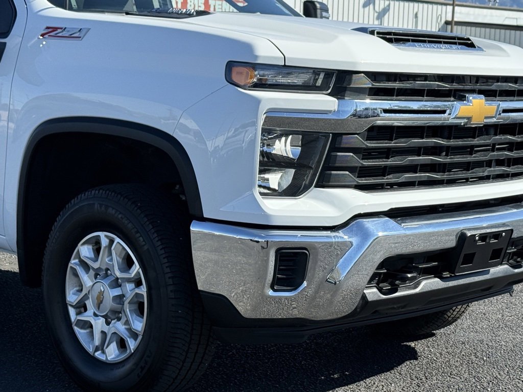 2024 Chevrolet Silverado 2500HD LT photo 2