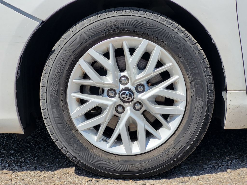 2016 Toyota Camry LE photo 10