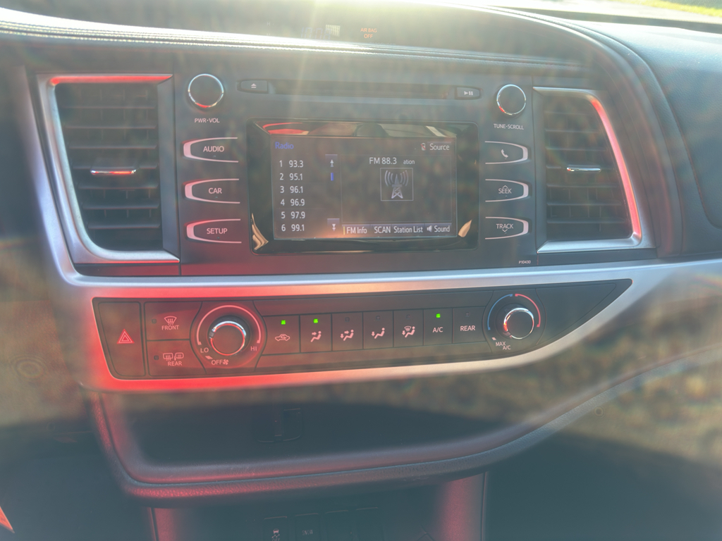 2015 Toyota Highlander LE photo 12
