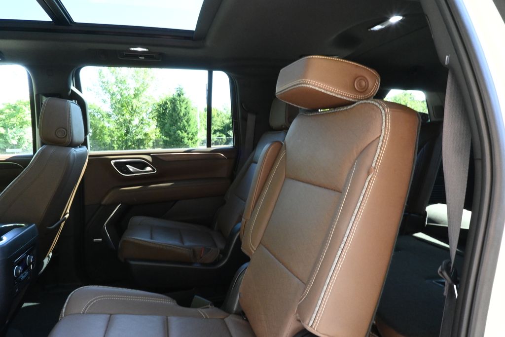 2023 Chevrolet Suburban High Country photo 3