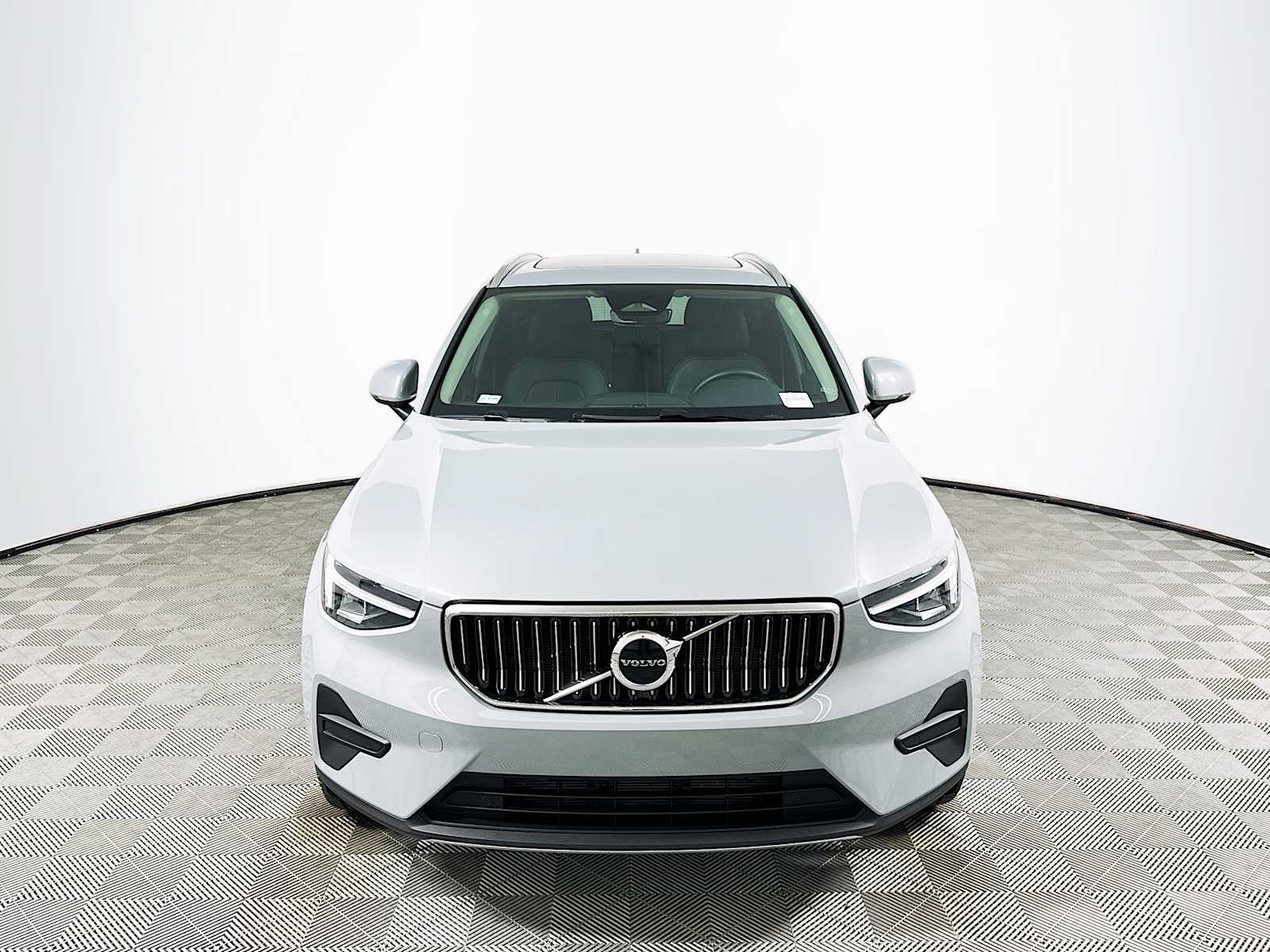 2025 Volvo XC40 AWD Core photo 2