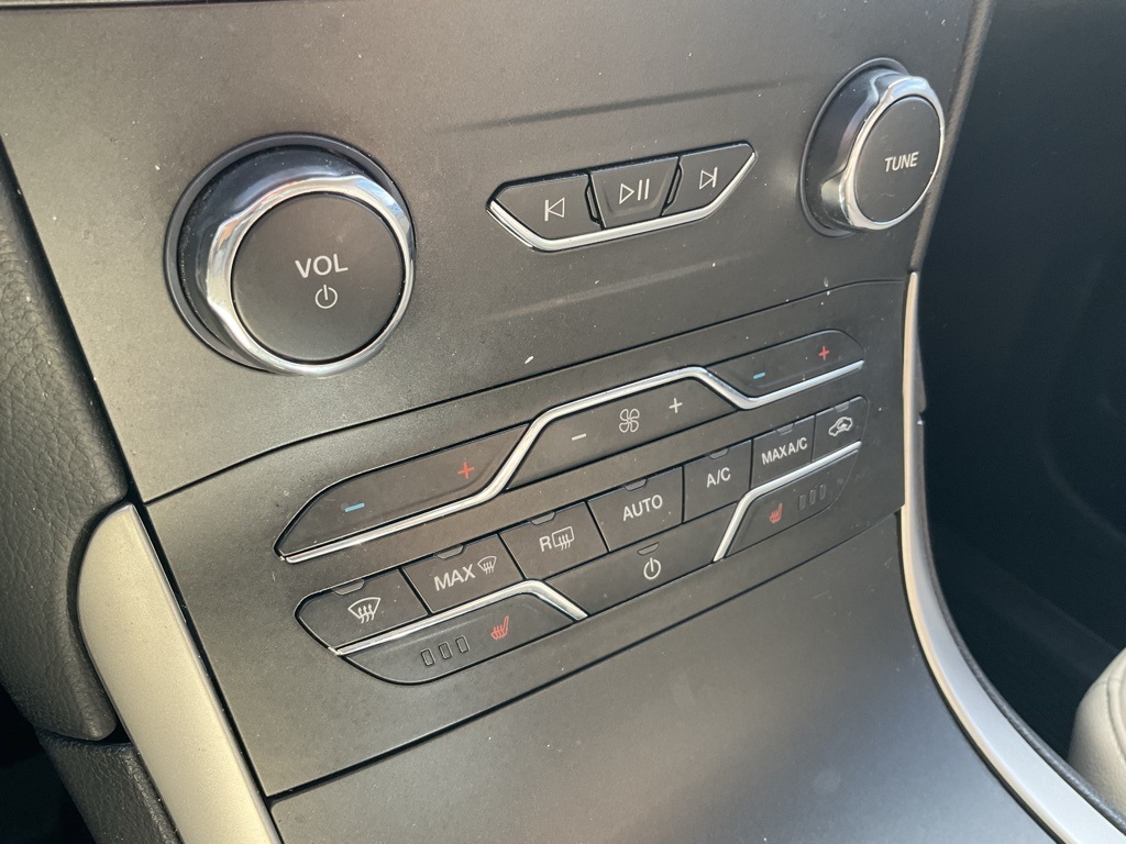 2020 Ford Edge SEL photo 4