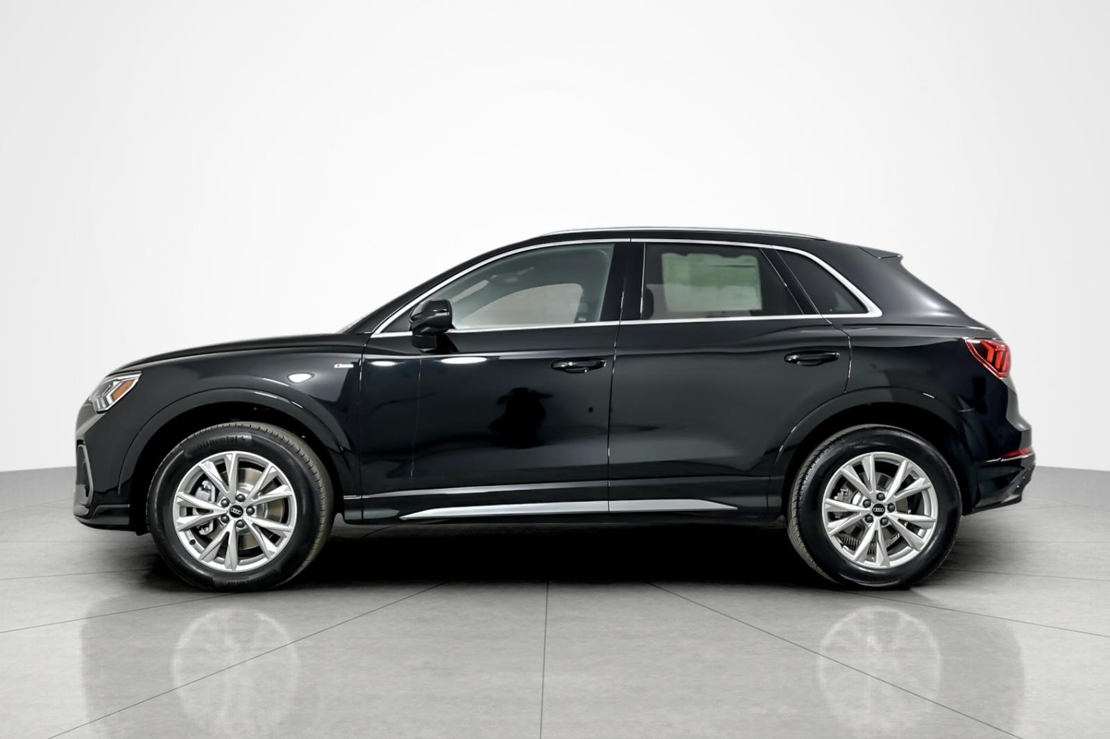 2025 Audi Q3 S line Premium 45 TFSI photo 3
