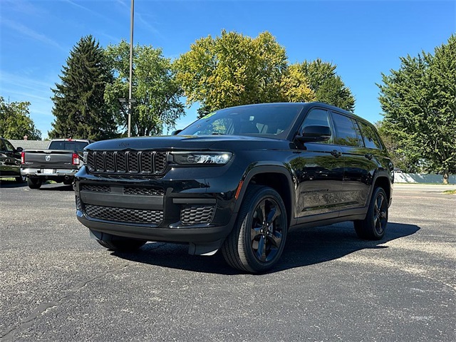 2023 Jeep Grand Cherokee Altitude photo 2