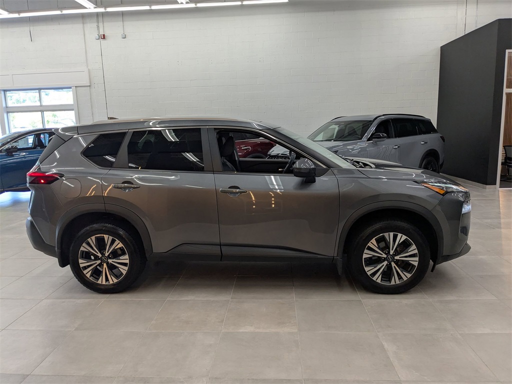2022 Nissan Rogue SV photo 2