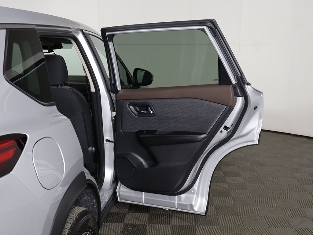 2023 Nissan Rogue SV photo 16