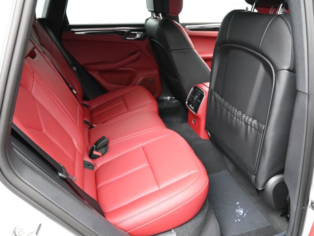 2026 Porsche Macan T photo 8