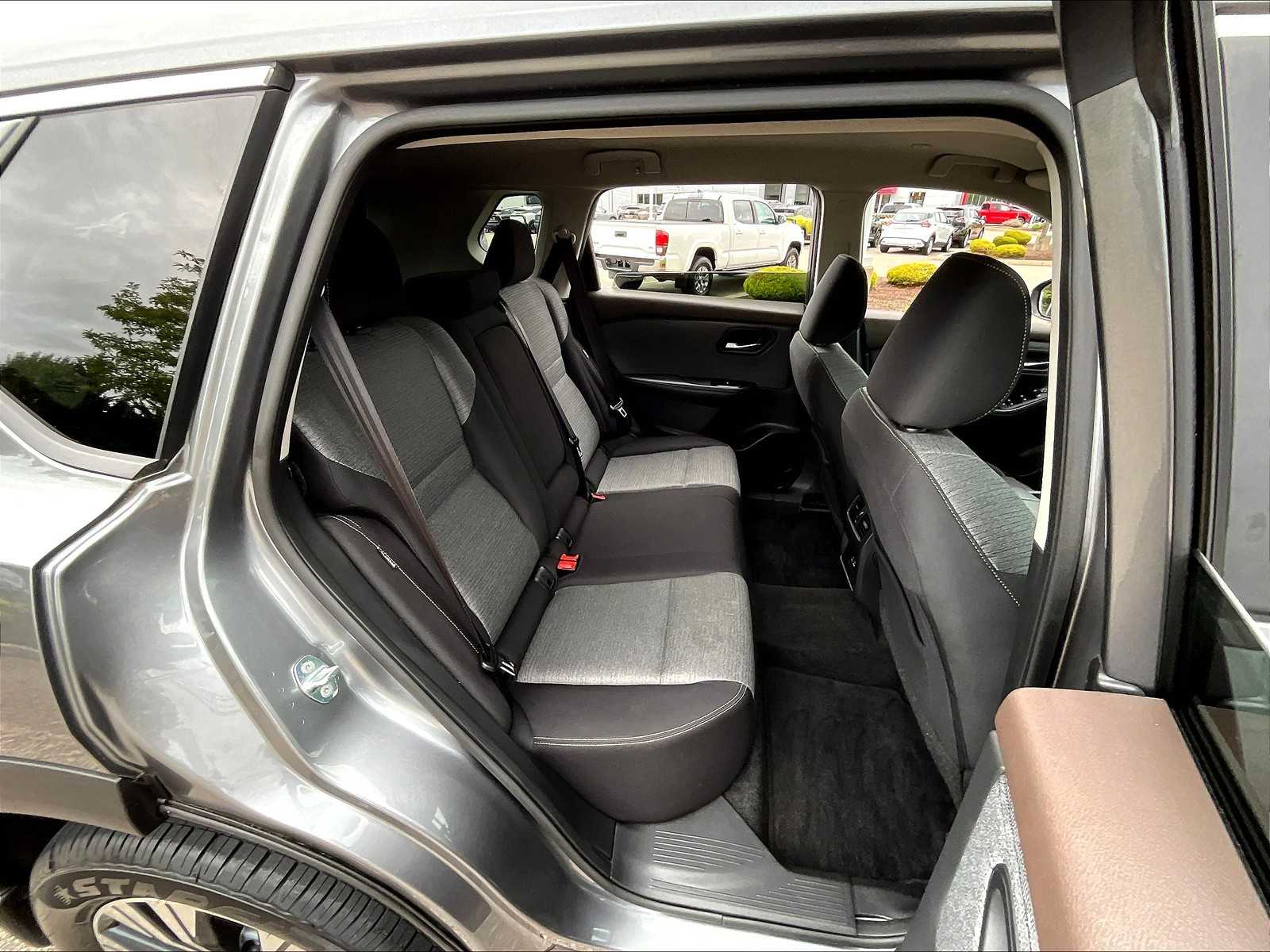 2022 Nissan Rogue SV photo 15